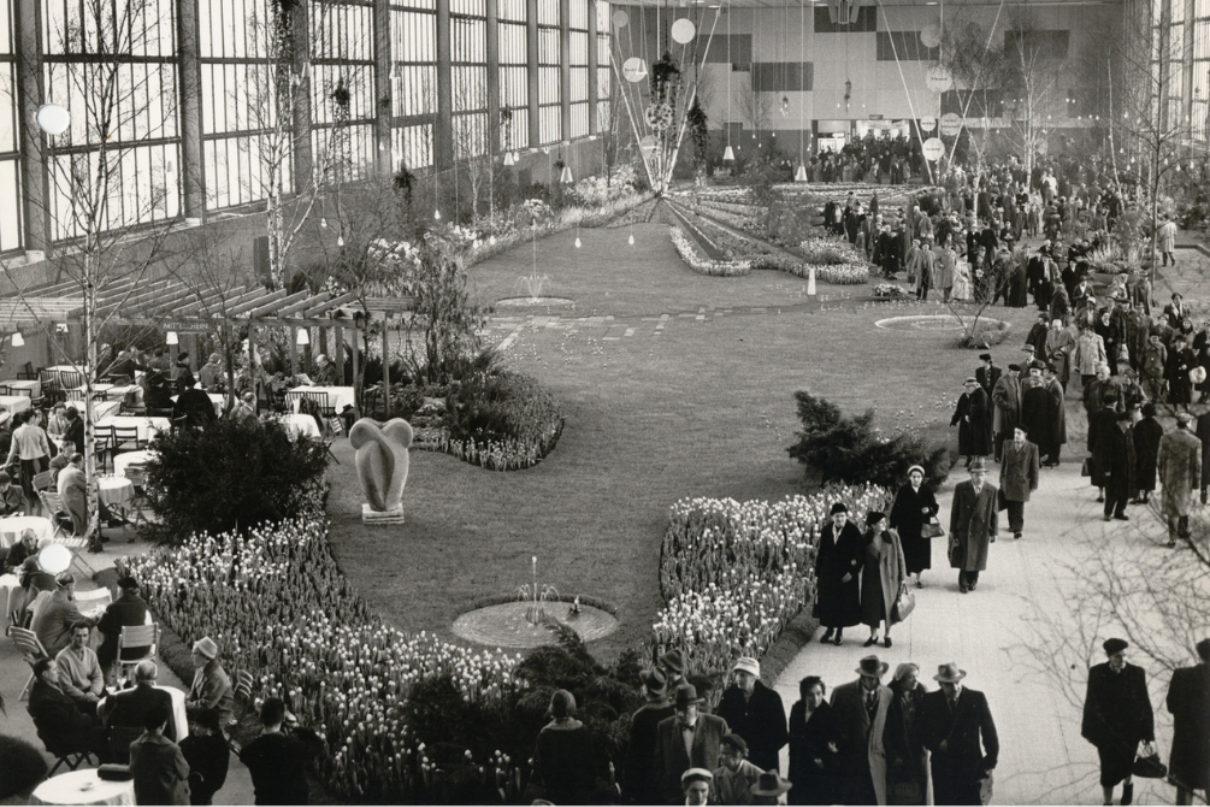 A black and white picture from the flower hall in 1960